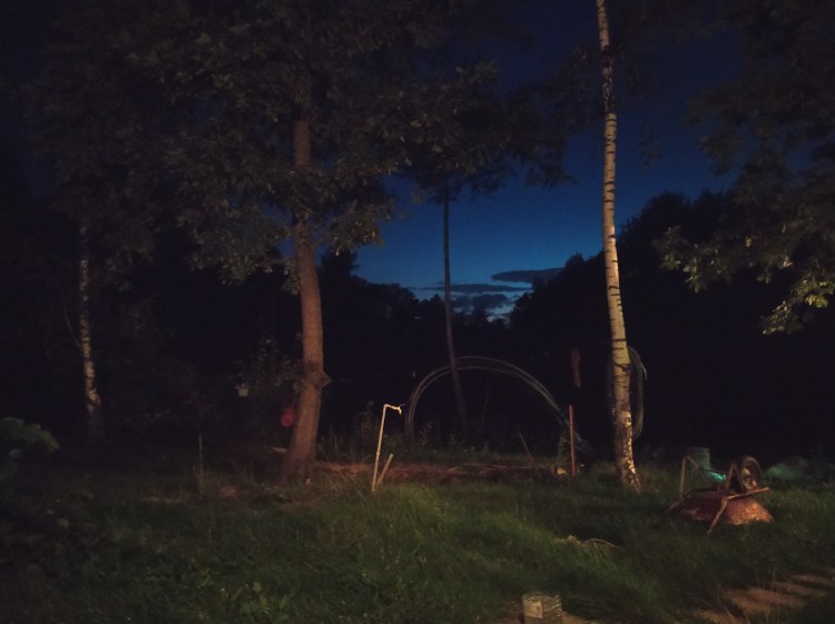 Ispred kuće, Bela Zemlja